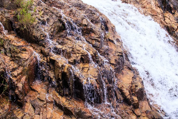 tatlı beyaz köpüklü fırtınalı hızlı akış kahverengi taş arasında