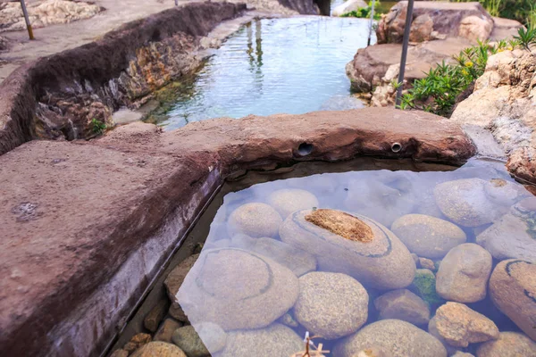 Piedras bajo el agua transparente del estanque en el parque —  Fotos de Stock