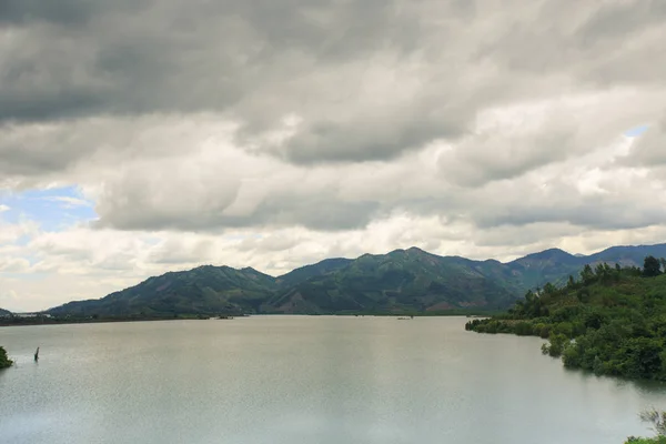 Большое озеро среди холмов Вьетнама — стоковое фото