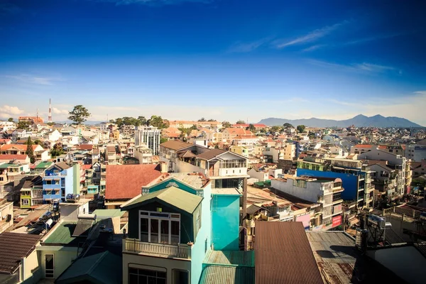 muhteşem panoramik büyük modern Asya şehir karşı geniş mavi gökyüzü güzel binalar ile