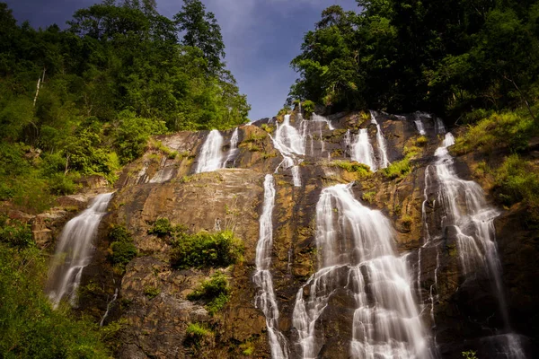 ベトナムの熱帯高地で日光の下で山川の美しい高泡滝ジェット — ストック写真