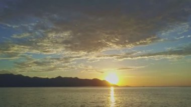 gündoğumu uzak tepeleri karşı sakin okyanusu üzerinden