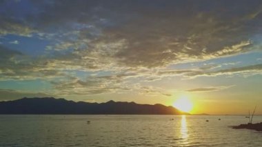 gündoğumu uzak tepeleri karşı sakin okyanusu üzerinden