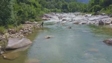 Adam dağ nehir net ile Balık tutma 