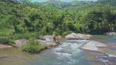 nehir boyunca insan olta ile yürüyor