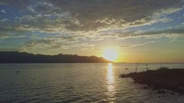 gündoğumu uzak tepeleri karşı sakin okyanusu üzerinden