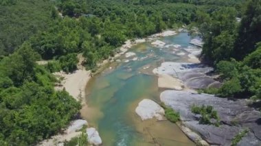kayalık dağ nehir orman arasında