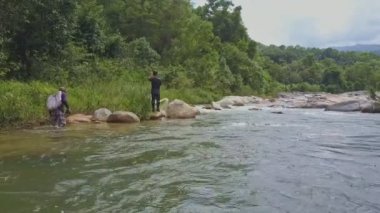 Balıkçılar kayaların arasında yürümek