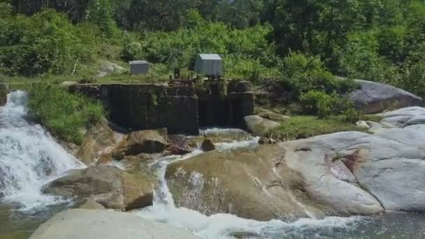 Central hidroeléctrica en el río de montaña — Vídeo de stock