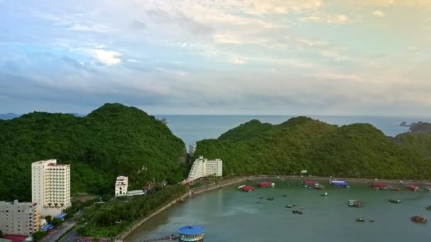 Isla maravillosa turística en la bahía del océano — Vídeo de stock