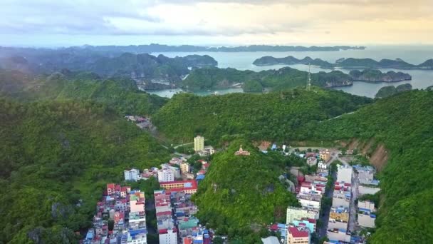 Cidade localizada na ilha montanhosa no oceano — Vídeo de Stock