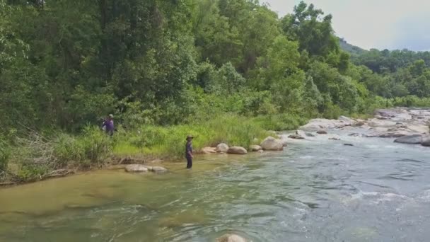 Tipo lanza red de pesca en el río corriendo — Vídeo de stock