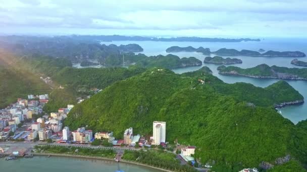 Ciudad situada en la isla montañosa en el océano — Vídeos de Stock