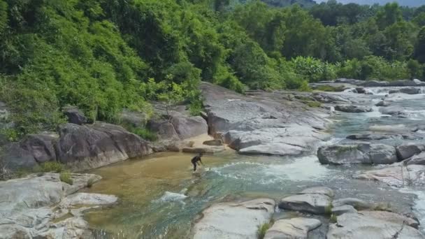 Ragazzo pesca con rete in fiume di montagna — Video Stock