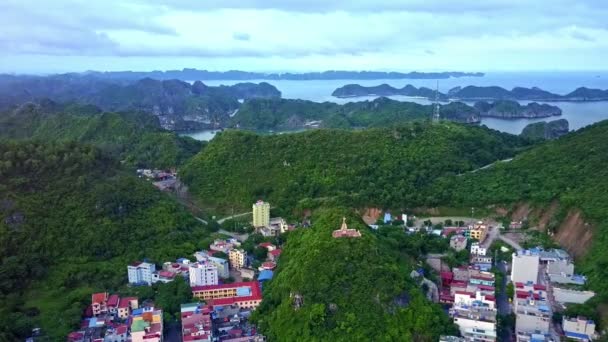 Città situata sull'isola collinare nell'oceano — Video Stock