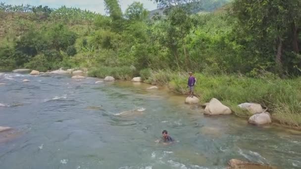 Pescador trata de sacar la red del río — Vídeos de Stock