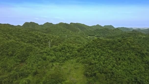 Isla montañosa cubierta de selva ilimitada — Vídeos de Stock