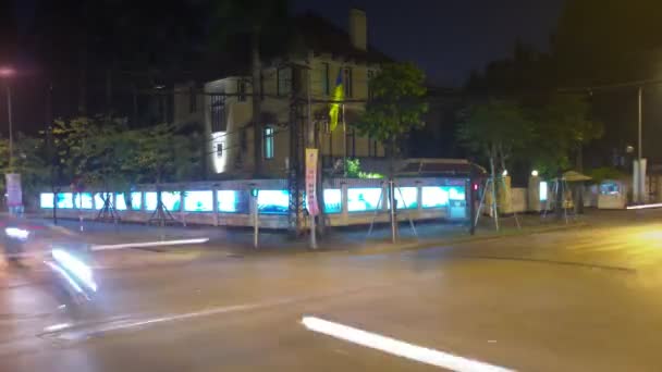 Nacht stadsgezicht en verkeer op de Oekraïense ambassade — Stockvideo