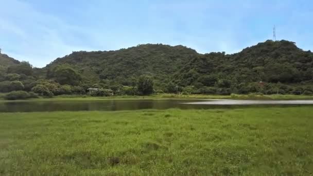 Спокойное озеро к деревенской застройке — стоковое видео