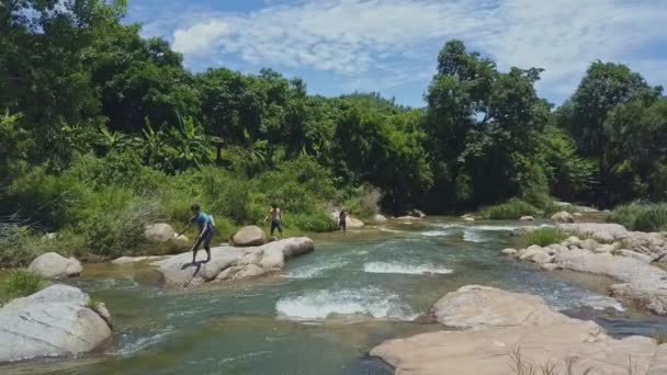 Les gars marchent le long de montagne rivière — Video