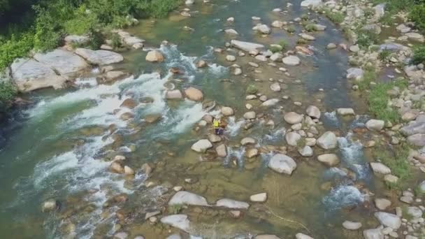 Hombre con caña de pescar camina a lo largo del río — Vídeo de stock