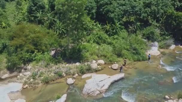 Pescadores caminan a lo largo del río — Vídeos de Stock