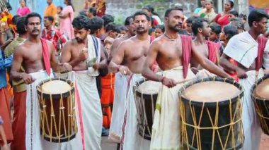 Erkekler Antik müzik aletleri üzerinde oynamak
