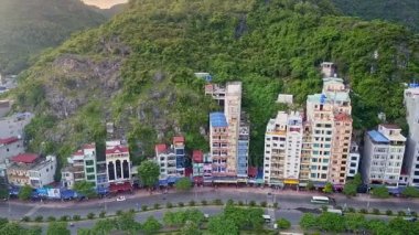 Okyanusta dağlık adada bulunan şehir
