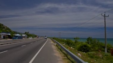 asfalt yol boyunca araba sürücüleri