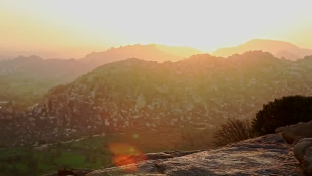 Bergen vallei onder zonsondergang licht — Stockvideo