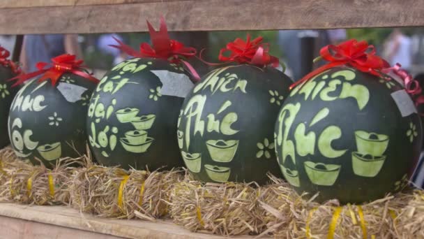 Wassermelonen stehen auf Heu und sind mit Bändern verziert — Stockvideo