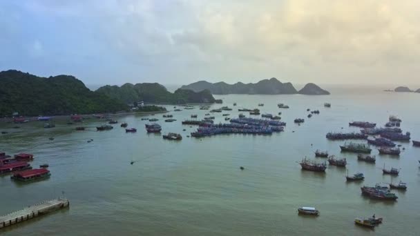 Bahía tranquila con barcos de pesca contra las montañas — Vídeo de stock