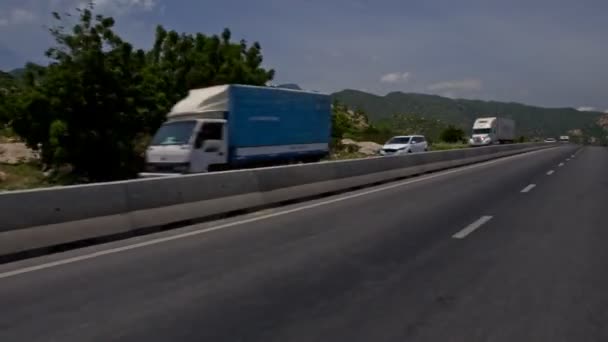 Auto rijdt langs de asfaltweg — Stockvideo