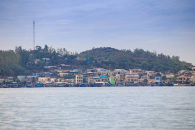 Deniz kıyısında şehrin görünümü