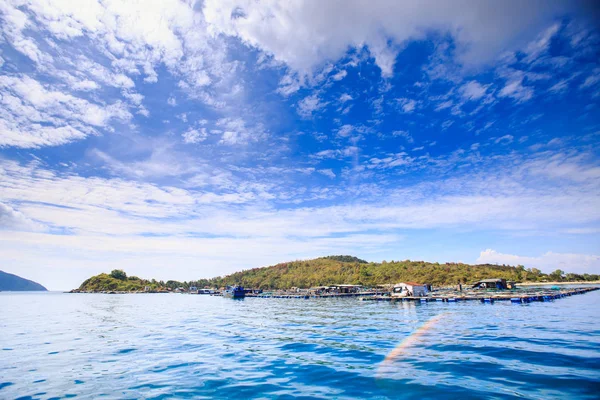 Vista del mar azul y la isla — Foto de Stock