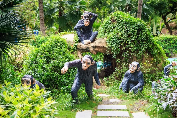 公園の黒いサルの面白い彫刻 — ストック写真