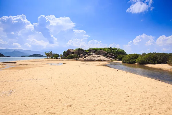 Playa de arena de la bahía del mar — Foto de Stock