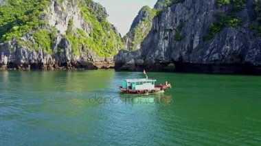 Sakin koyda yelken turist tekne