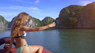 yan görünümü seksi uzun saçlı kız selfie tekne tahta karşı güzel defne ve büyük sarp kayalar üzerinde yapar