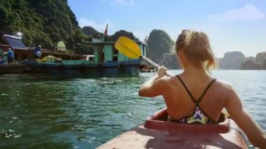 okyanus koyunda kadını satır kayık 