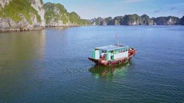 Kız sakin koyda yelkenli tekne