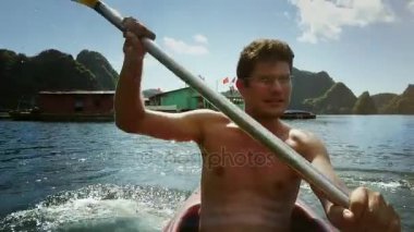 adam satır okyanus koyda kayık 