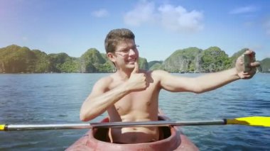 adam selfie kayık içinde yapar.