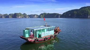 iki sakin koyda yelken tekne içinde