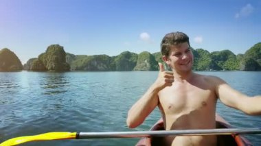 adam selfie kayık içinde yapar.