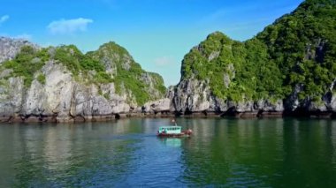 Sakin koyda yelken turist tekne