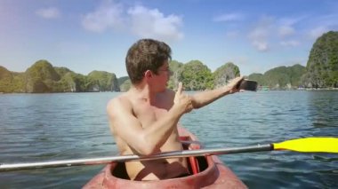 adam selfie kayık içinde yapar.