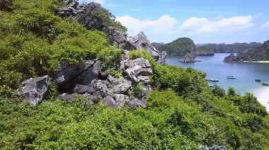 kayaların arasında kız sallanan eller 