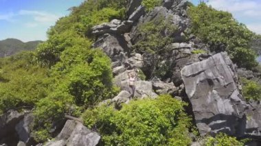 Kız dalgalar Dağı'nda büyük kayalar arasında 