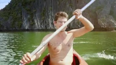 adam satır okyanus koyda kayık 